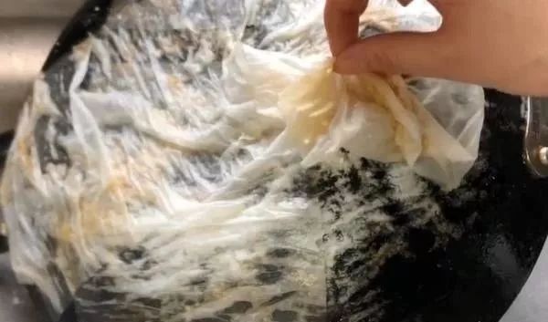 烦恼|在锅底贴上一层纸巾,解决了千万家庭的烦恼,学会受用一生