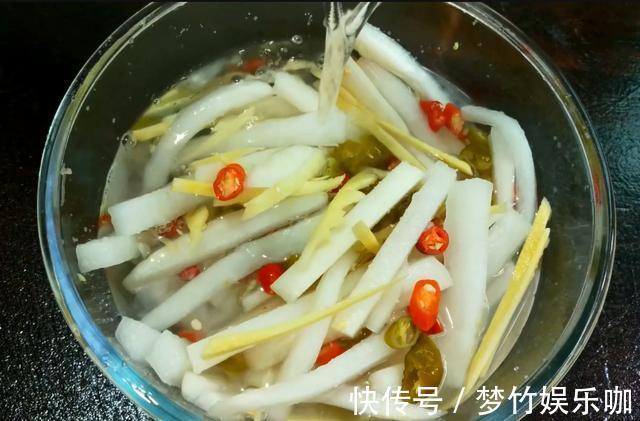 凉白开|泡萝卜最简单最快速做法，酸甜爽口，开胃下饭，当天泡当天吃