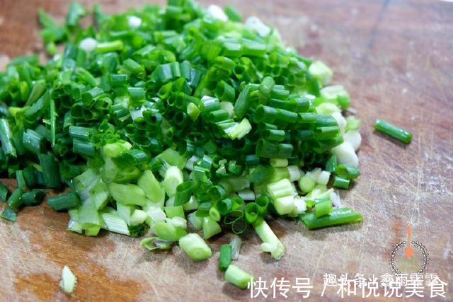 葱花饼大人孩子都爱吃，层次分明，凉了也不硬，酥脆掉渣真过瘾！