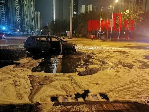车子|突发！环江滨水大道一辆小车行驶中烧成火球……车子仅开了1万多公里