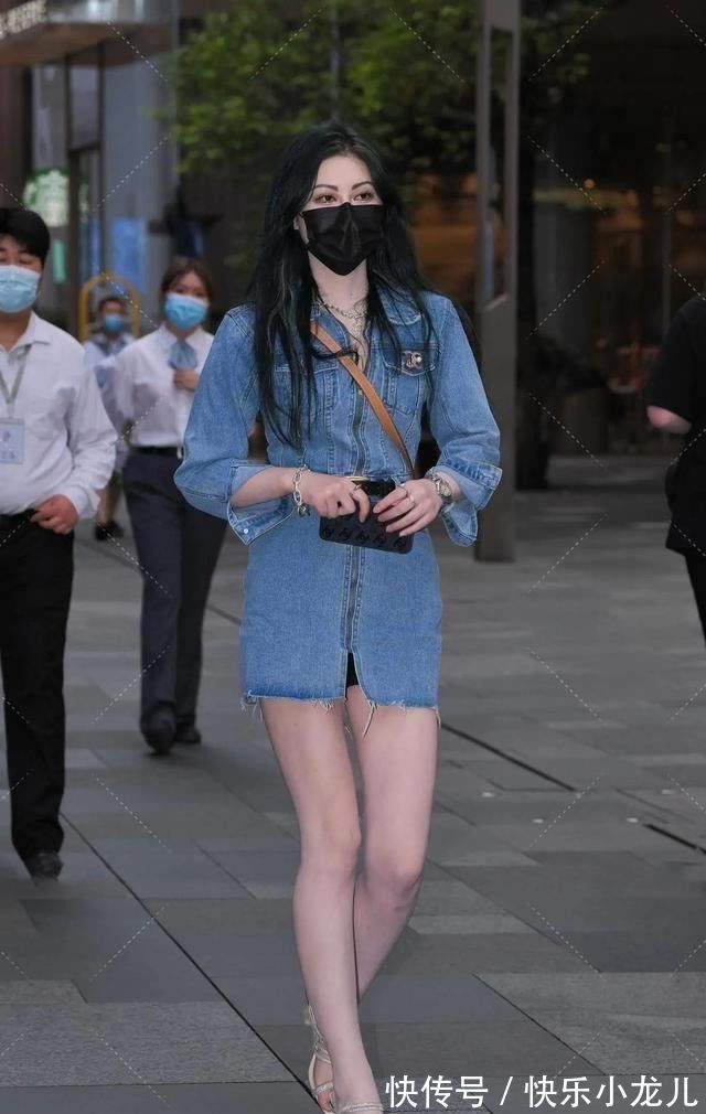穿着 连衣裙省心穿搭示范,到哪都能美成焦点,非常惬意