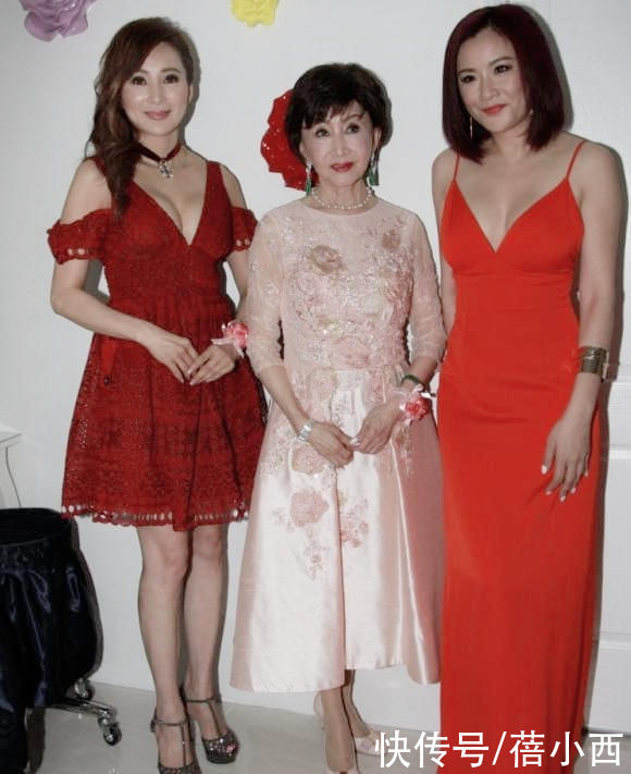 蕾丝|罗霖到了大婶的年纪更敢穿,饱满身材穿深V连衣裙,靠胆量就赢了