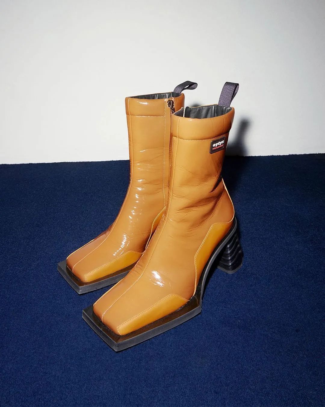 时髦|这个秋冬,让鞋子时髦起来的秘诀竟然是“变方”