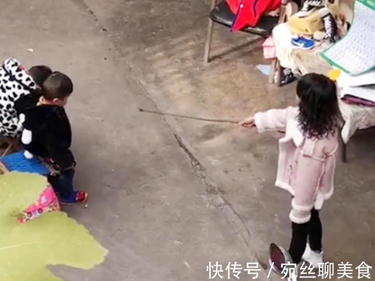 小弟弟|霸气姐姐辅导两个弟弟写作业,手里还拿着工具,妈妈看到后却笑了