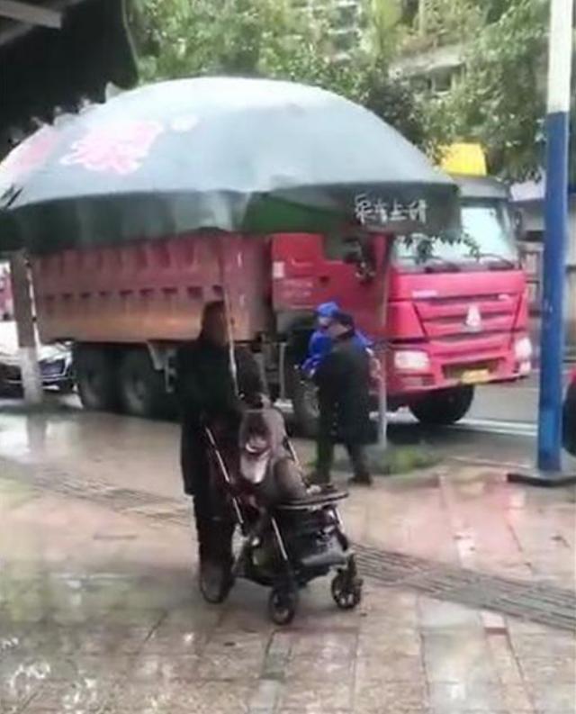 豪华|爷爷自制“豪华婴儿车”走红,引路人频频回头:这样的爷爷来一打