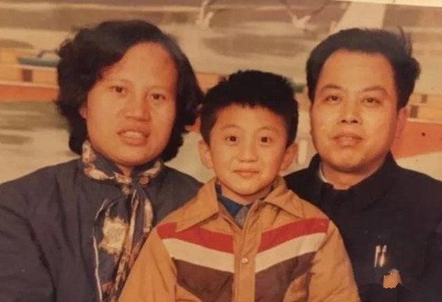 大帅哥|有种遗传叫专挑爸妈的优点长,网友:孩子是照着图纸生的吧