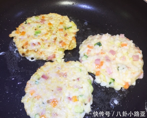  早餐别再做面食，1碗米饭2个蛋，好吃又营养，孩子1顿吃5个，真香