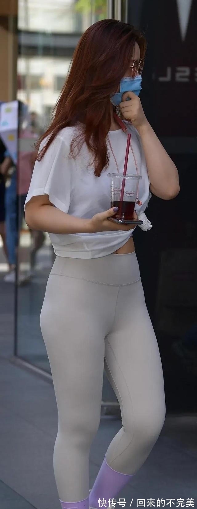 小个子 穿“无痕”打底裤的美女,展现出靓丽自信的气质,魅力十足