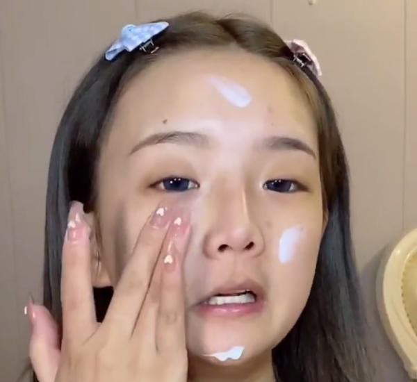 女学生化了款伪素颜妆容后，给人感觉颜值瞬间提升，男生：也太可爱了吧