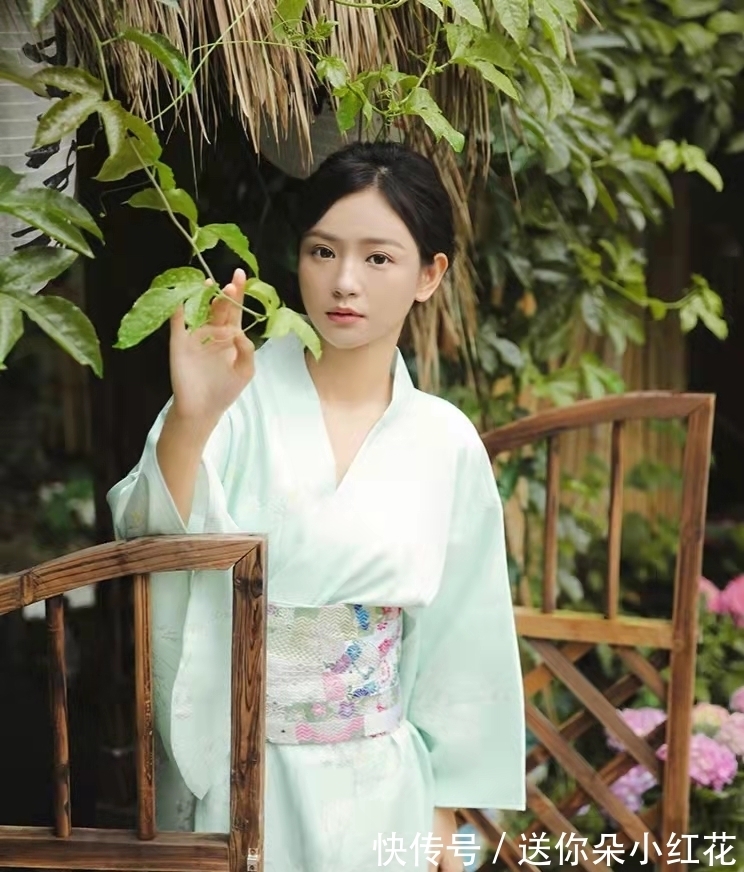 五律！五律：莫嫌杨柳早，休怨杏花迟。待到群芳绽，人间遍地诗