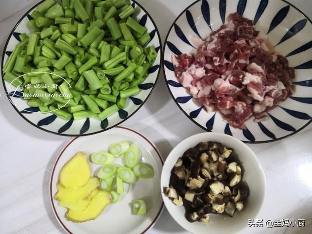 焖饭|夏季厨房热，宝妈给家人做营养一锅出，有肉有菜有主食，太香了