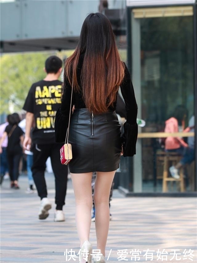 街拍:粉色吊带搭配白色短裤的小姐姐,少女范十足!