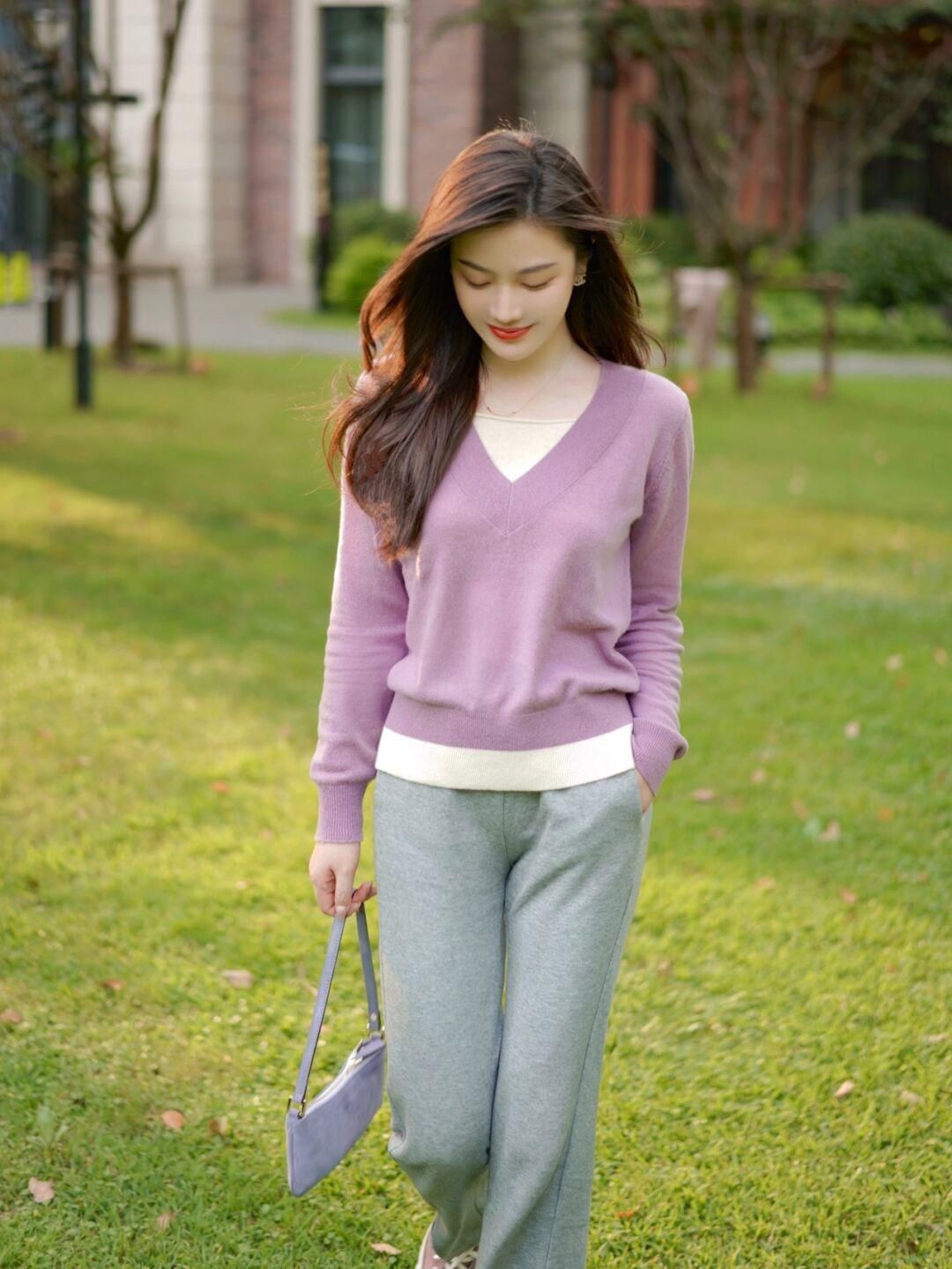 牛仔裤|针织衫选对颜色很重要，浅紫色针织衫+灰色运动裤，温柔又气质