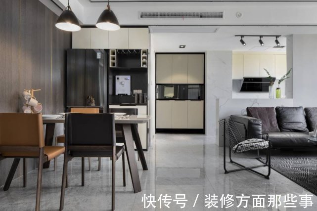 天蓝|115平客餐厅色调以黑白灰为主,加入木棕和天蓝作跳色