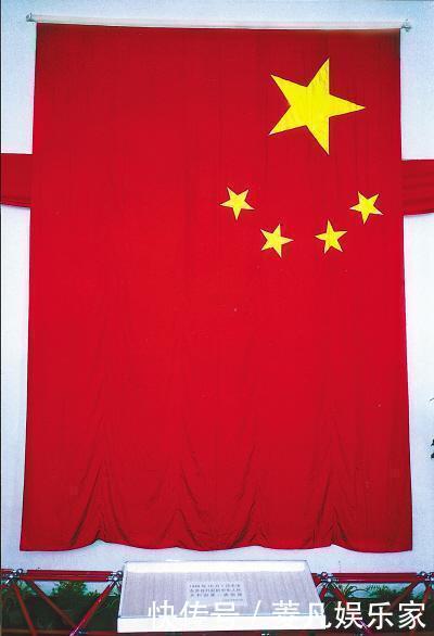 天安门旗杆32.6米,国旗只升到28.3米,这点