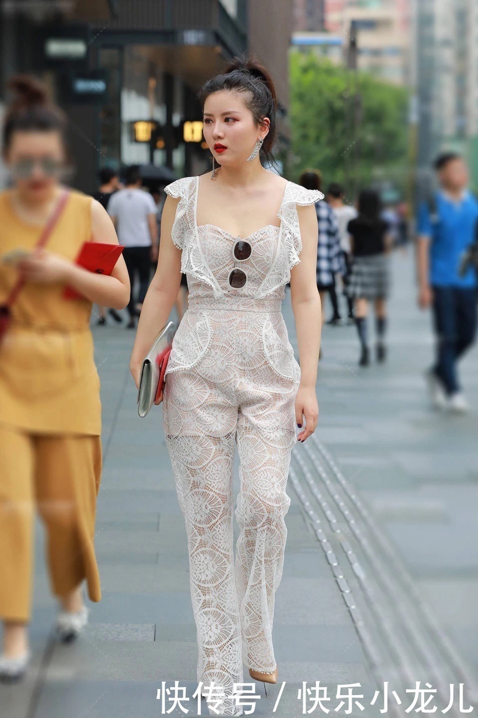 拜托|街拍拜托了姐姐,下次出门请一定,穿一件合身的衣服