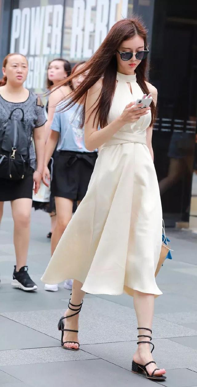 街拍:身穿吊带白裙美女,笑容甜美,把人的心都快融化了