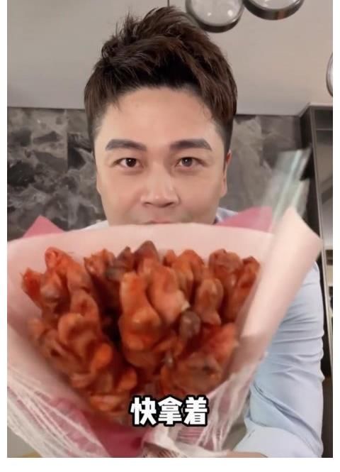 主持人沈濤制作“烤香腸花束”為妻子送上，網(wǎng)友：這狗糧吃飽了