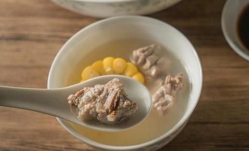 炖排骨时，先焯水就错了，多加这2步，排骨又香又嫩，不柴也不腥