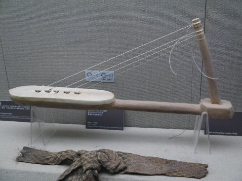 墓葬群|洋海遗址发现“谜”样的箜篌，音乐家对其复原，它弹奏出这种声音