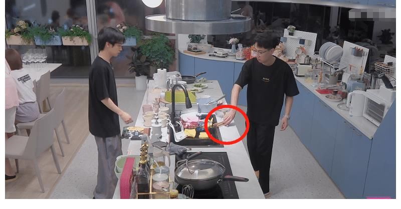 陳思銘|心動的信號4：男4表現(xiàn)欲太強，素質(zhì)堪憂，居然坐在桌子上吃飯！