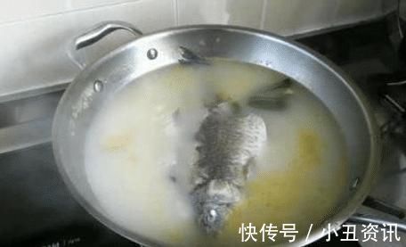 热水|炖鱼汤时,用冷水好还是用热水好?学会这招,汤汁浓白鲜美!