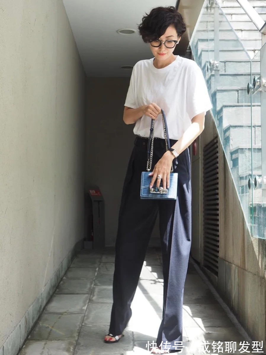 女人味|50岁女人的优雅穿搭,日本大龄博主的搭配示范,时髦减龄又显气质