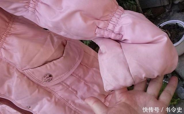 冬天洗羽绒服时，只需在水里加勺“它”，洗完跟新买的一样！