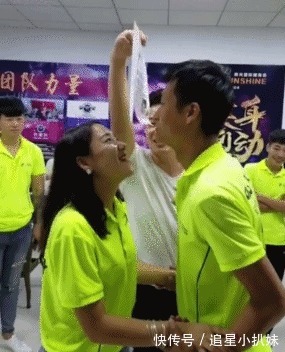 |搞笑GIF：带女友去逛街 请问遇到这种情况该怎么办？
