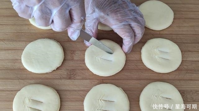 鸡蛋|炸油饼原来这么简单,1碗面粉2颗鸡蛋,柔软不油腻,比油条好吃