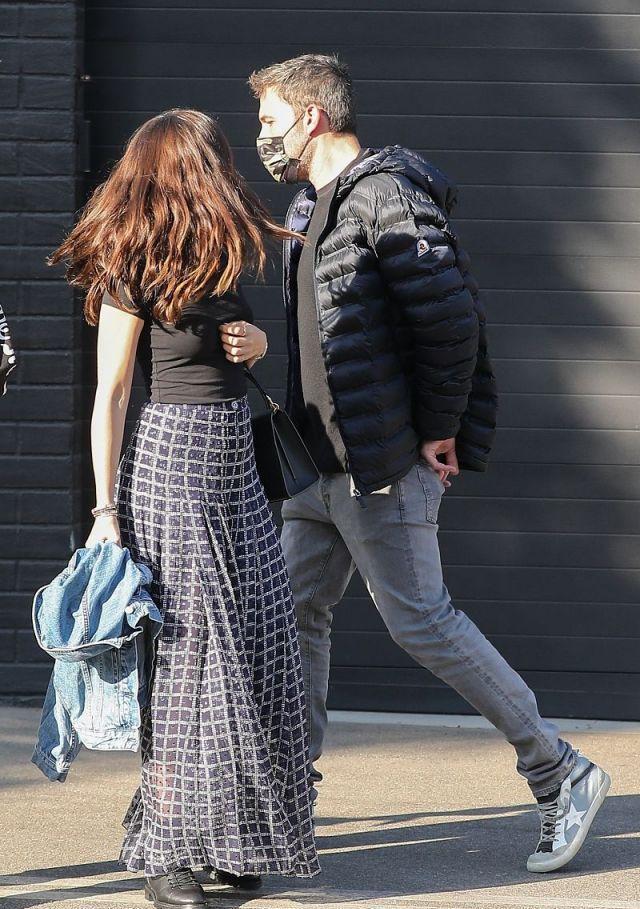  尽显|安娜德阿玛斯穿黑T恤搭格纹群尽显浪漫洒脱气质, 身段超迷人