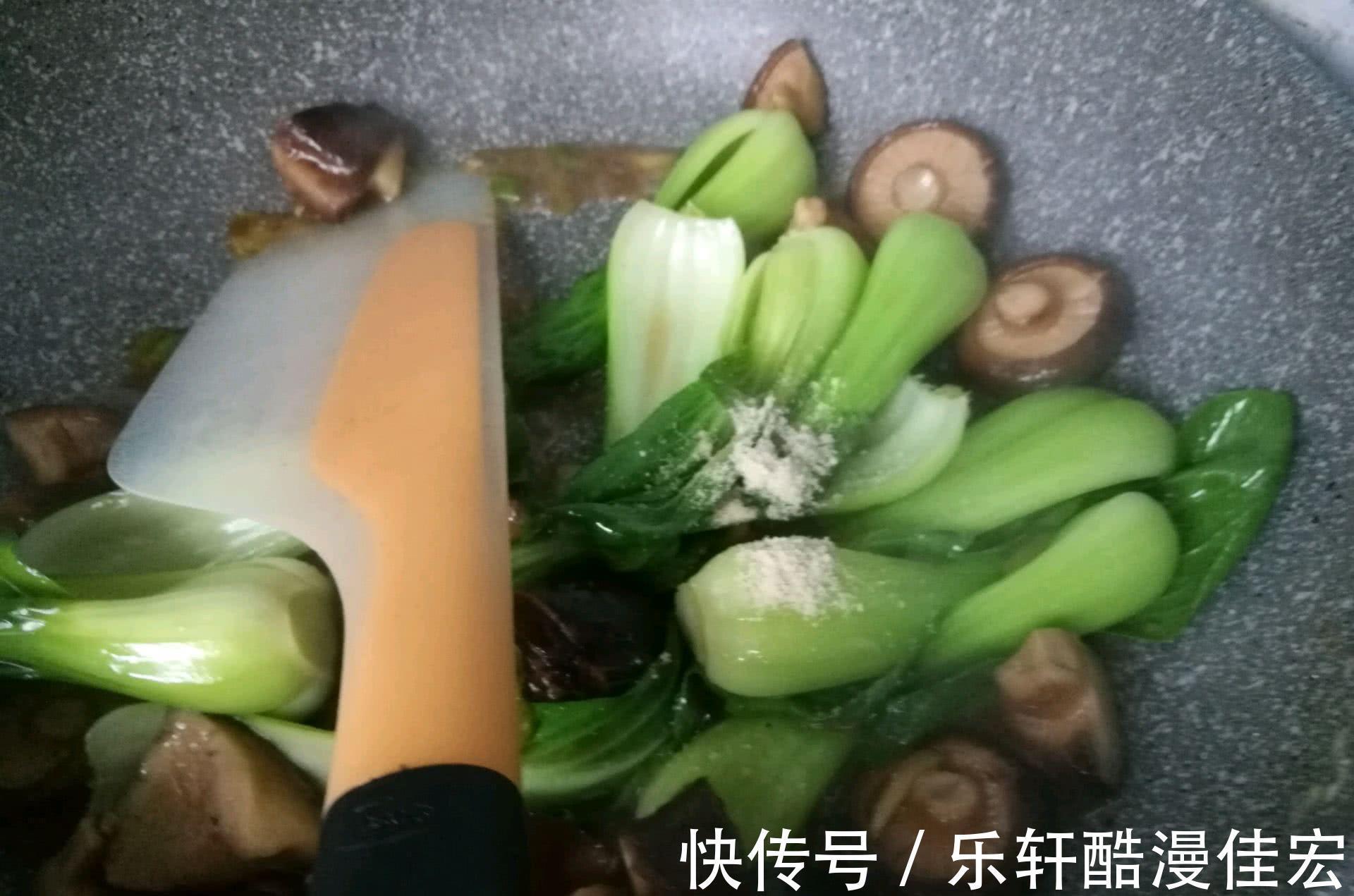 大鱼大肉吃太腻，试试这道蚝油香菇炒油菜，味道鲜香，清新解腻
