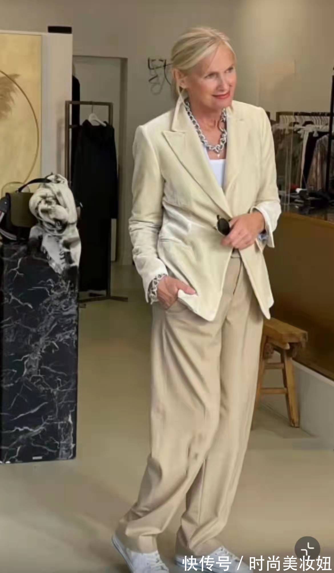 这位60岁老人太会穿了,简约大气又洋气,靠穿搭年轻了10岁