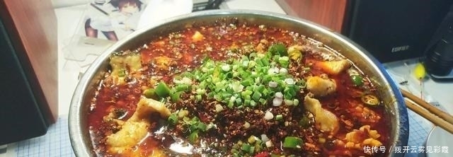 长江君|没人电鱼后,成都郊外水塘黑鱼泛滥,有人半天钓了十几条