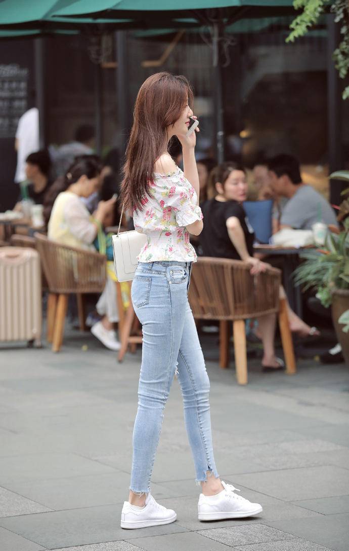 街拍：月貌花容的小姐姐，身穿白色的连衣裙，优雅气质女人味