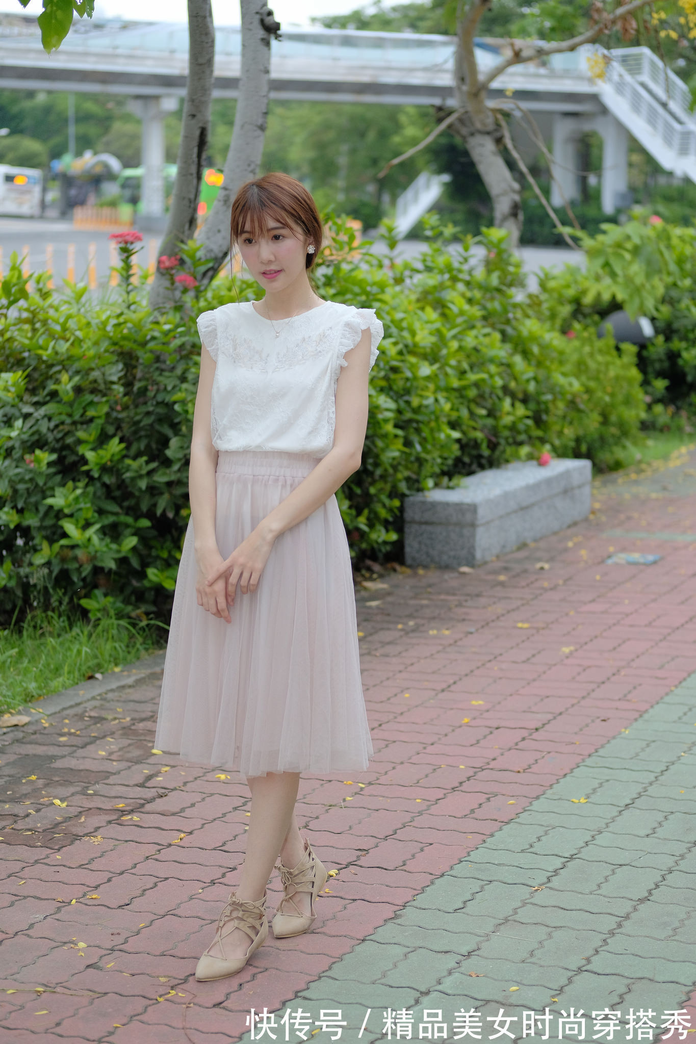 甜美风 白色蕾丝上衣搭配粉色网纱半身裙,甜美优雅