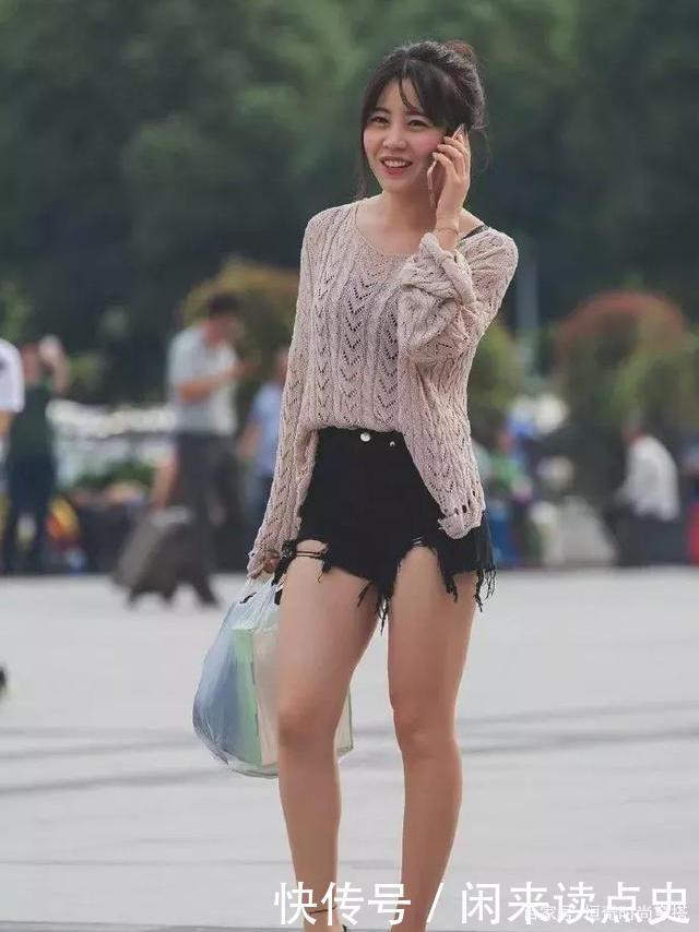 美女脚踩在一双粉色高跟鞋,让她看起来年轻又充满魅力