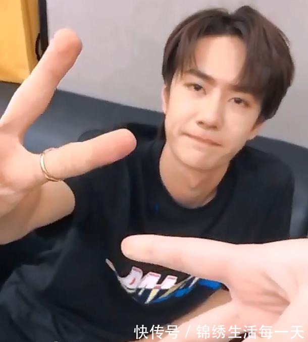 比心|《天天向上》收工,四兄弟摆同款比心手势,轮到王一博画风就变了