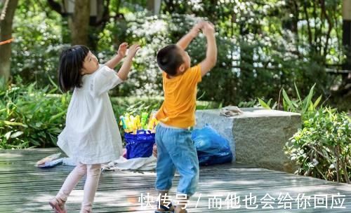 回家|表现好被老师贴贴纸奖励,回家后妈妈大喊心疼:咋不贴她自己脸上