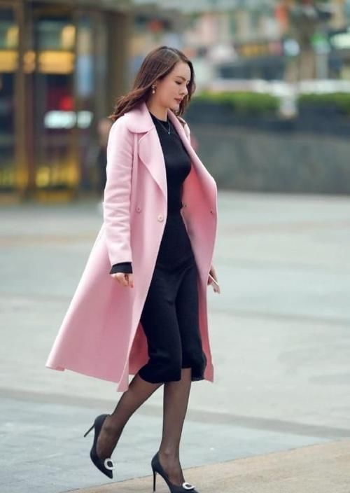 吊带连衣裙 秀出凹凸有致好身材,小姐姐针织连衣裙,走路带风气质文雅