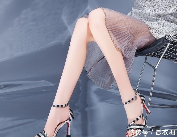 细高跟鞋的设计给人时尚的美感, 从细节处体现出它的简约感
