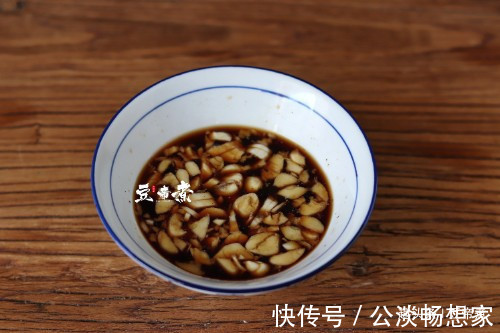 鸡翅|母子二人的午餐,在朋友圈火了,鸡翅大虾一锅烩,收到点赞无数