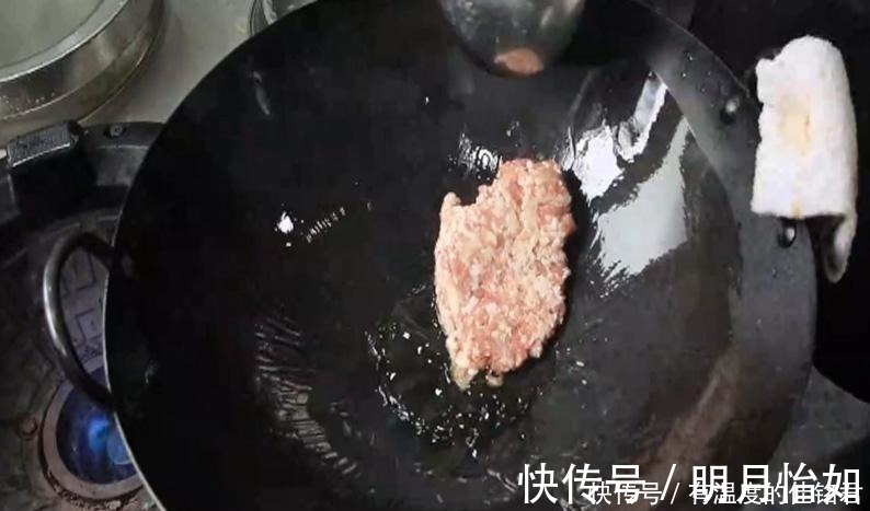 面点师|做炸酱面时，最忌出锅即吃，面点师记住这2点，面条劲道又滑爽