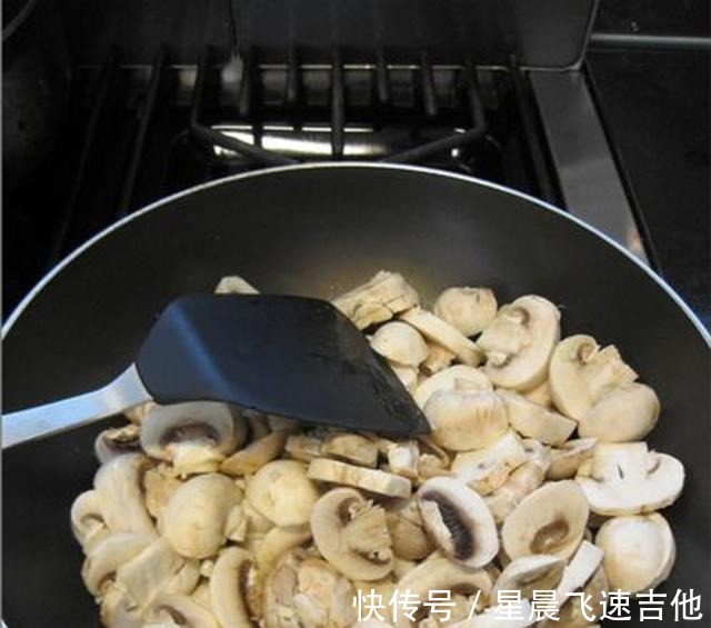小孩|蘑菇加这个炒,竟然怎么好吃,味道特别鲜美,老人小孩都爱吃!