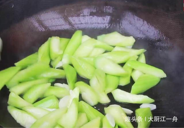炒丝瓜时，很多人第一步就做错了，难怪炒的丝瓜发黑没食欲