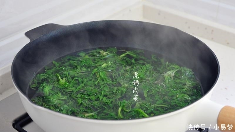 荠菜新吃法,卷起来蒸5分钟,清鲜软嫩,一口一个吃不停