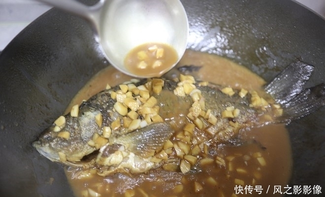 鱼刺|鱼刺卡在喉咙里,别再尝试土方法了!教你1招,鱼刺自己跑出来!