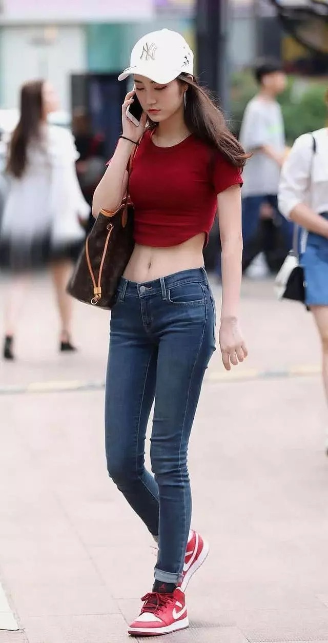 牛仔裤休闲又不失气质，简约又好看，充满着青春的时尚感