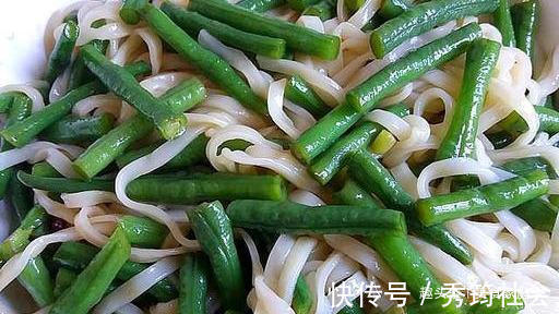 豆角|豇豆角现在正便宜，简单处理一下，留着冬天吃，炖肉蒸包子少不了