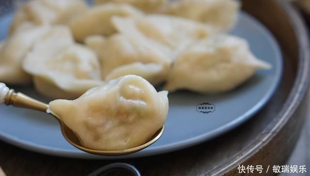第一次用它来包饺子,超乎想象的好吃,皮薄大馅,个顶个的鲜